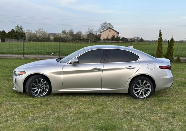 Alfa Romeo Giulia cena 84900 przebieg: 153700, rok produkcji 2017 z Leśnica małe 121